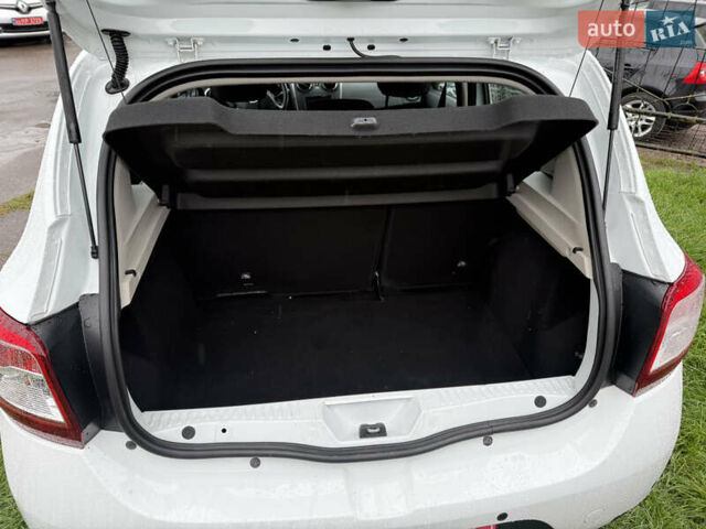 Дачия Sandero StepWay 2015 в Нововолынск на Automoto.ua Белый Дачия Sandero StepWay, объемом двигателя 0.9 л и пробегом 190 тыс. км за 6800 $, фото 7 на Automoto.ua