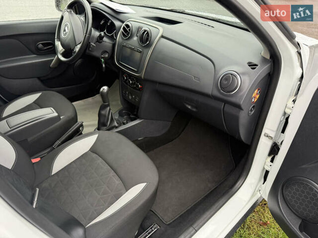 Дачия Sandero StepWay 2015 в Нововолынск на Automoto.ua Белый Дачия Sandero StepWay, объемом двигателя 0.9 л и пробегом 190 тыс. км за 6800 $, фото 10 на Automoto.ua
