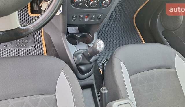 Черный Дачия Sandero StepWay, объемом двигателя 1.5 л и пробегом 184 тыс. км за 8900 $, фото 65 на Automoto.ua