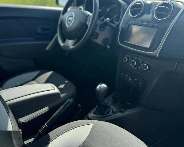 Черный Дачия Sandero StepWay, объемом двигателя 0.9 л и пробегом 73 тыс. км за 8400 $, фото 3 на Automoto.ua