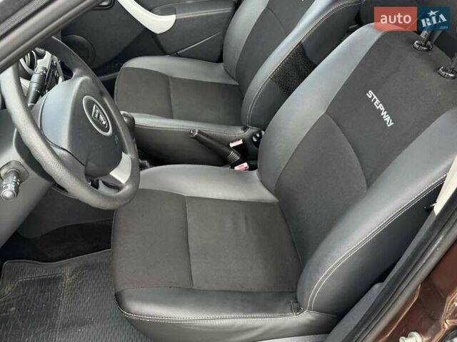 Коричневый Дачия Sandero StepWay, объемом двигателя 1.6 л и пробегом 160 тыс. км за 7190 $, фото 10 на Automoto.ua