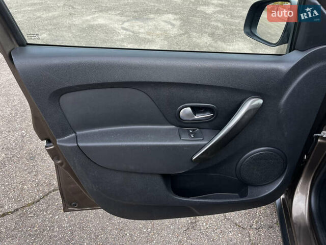 Коричневый Дачия Sandero StepWay, объемом двигателя 0.9 л и пробегом 137 тыс. км за 8699 $, фото 20 на Automoto.ua