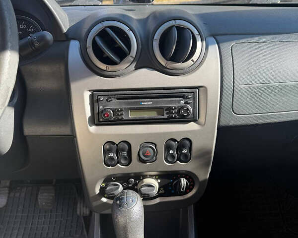 Красный Дачия Sandero StepWay, объемом двигателя 1.6 л и пробегом 220 тыс. км за 6000 $, фото 4 на Automoto.ua