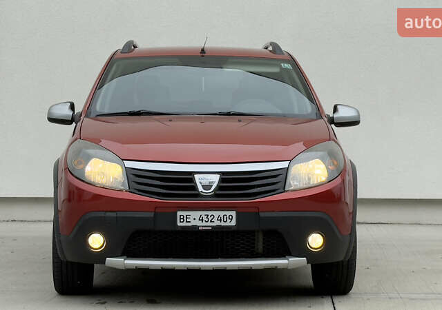 Красный Дачия Sandero StepWay, объемом двигателя 1.6 л и пробегом 207 тыс. км за 6650 $, фото 2 на Automoto.ua