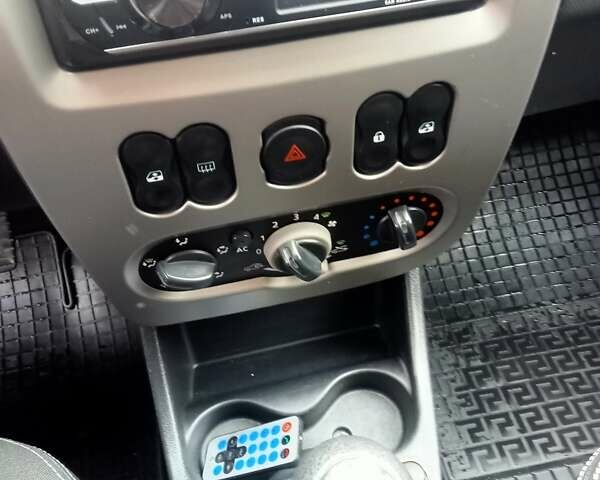 Красный Дачия Sandero StepWay, объемом двигателя 1.6 л и пробегом 140 тыс. км за 7100 $, фото 8 на Automoto.ua