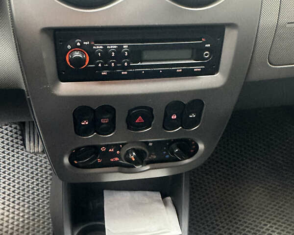 Красный Дачия Sandero StepWay, объемом двигателя 1.6 л и пробегом 166 тыс. км за 5699 $, фото 6 на Automoto.ua