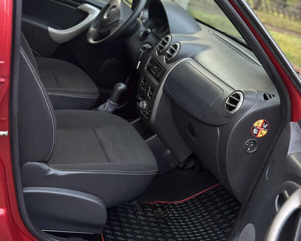 Красный Дачия Sandero StepWay, объемом двигателя 1.6 л и пробегом 135 тыс. км за 6750 $, фото 20 на Automoto.ua