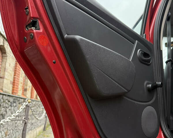 Красный Дачия Sandero StepWay, объемом двигателя 1.6 л и пробегом 163 тыс. км за 6950 $, фото 78 на Automoto.ua