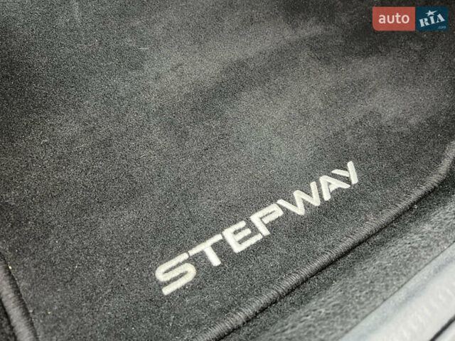 Красный Дачия Sandero StepWay, объемом двигателя 1.6 л и пробегом 139 тыс. км за 7350 $, фото 88 на Automoto.ua