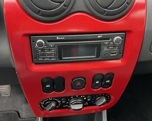 Красный Дачия Sandero StepWay, объемом двигателя 1.6 л и пробегом 117 тыс. км за 6900 $, фото 19 на Automoto.ua