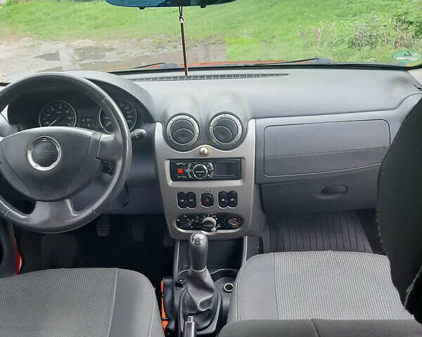 Красный Дачия Sandero StepWay, объемом двигателя 1.6 л и пробегом 304 тыс. км за 6400 $, фото 3 на Automoto.ua