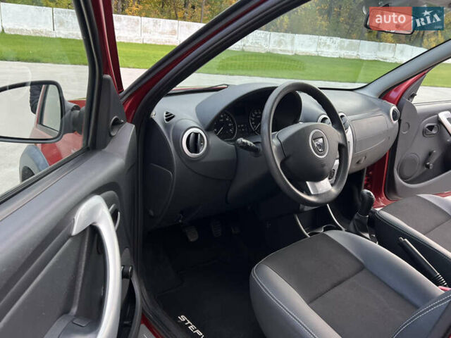 Красный Дачия Sandero StepWay, объемом двигателя 1.6 л и пробегом 139 тыс. км за 7350 $, фото 62 на Automoto.ua