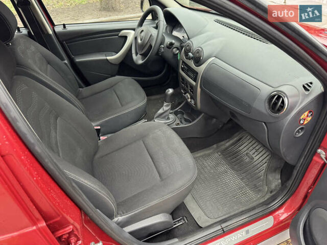 Красный Дачия Sandero StepWay, объемом двигателя 1.6 л и пробегом 185 тыс. км за 7350 $, фото 14 на Automoto.ua