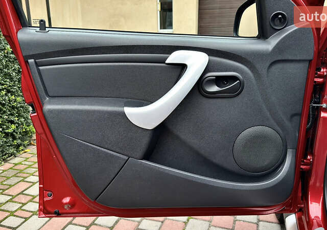 Красный Дачия Sandero StepWay, объемом двигателя 1.6 л и пробегом 115 тыс. км за 7599 $, фото 65 на Automoto.ua