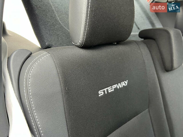 Красный Дачия Sandero StepWay, объемом двигателя 1.6 л и пробегом 139 тыс. км за 7350 $, фото 93 на Automoto.ua