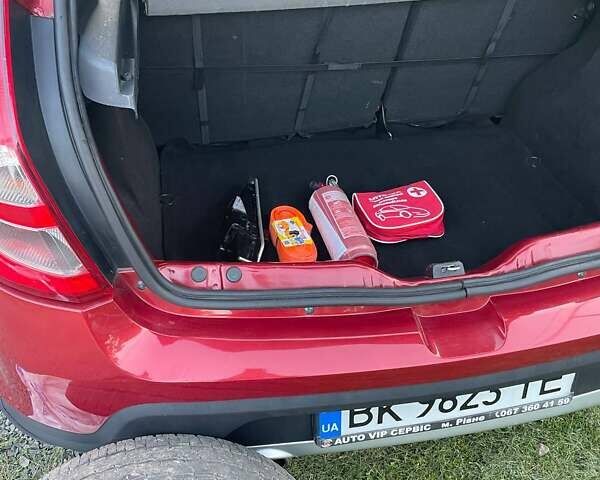 Красный Дачия Sandero StepWay, объемом двигателя 1.6 л и пробегом 135 тыс. км за 7200 $, фото 13 на Automoto.ua