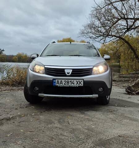 Серый Дачия Sandero StepWay, объемом двигателя 1.6 л и пробегом 62 тыс. км за 7500 $, фото 1 на Automoto.ua