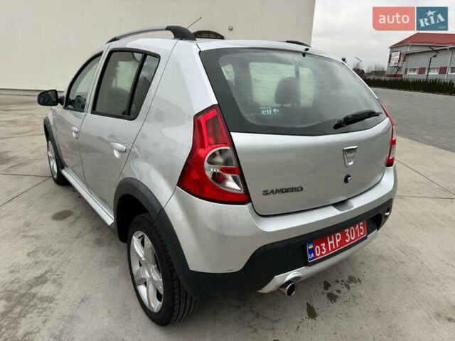 Серый Дачия Sandero StepWay, объемом двигателя 1.6 л и пробегом 175 тыс. км за 6200 $, фото 2 на Automoto.ua