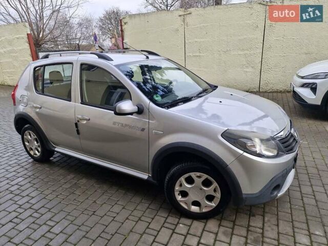 Серый Дачия Sandero StepWay, объемом двигателя 1.6 л и пробегом 200 тыс. км за 5700 $, фото 4 на Automoto.ua