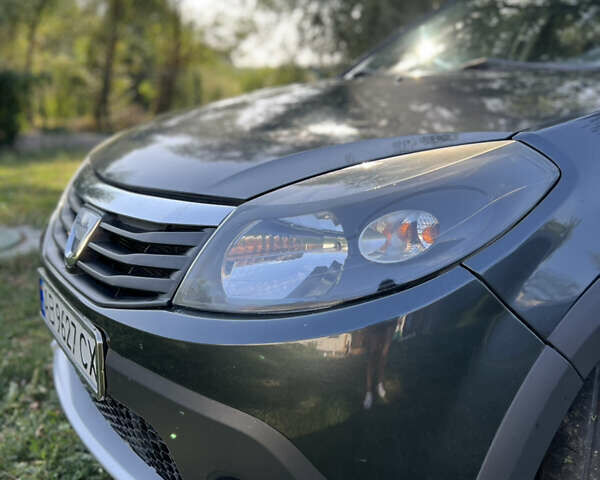 Серый Дачия Sandero StepWay, объемом двигателя 1.6 л и пробегом 144 тыс. км за 6500 $, фото 4 на Automoto.ua
