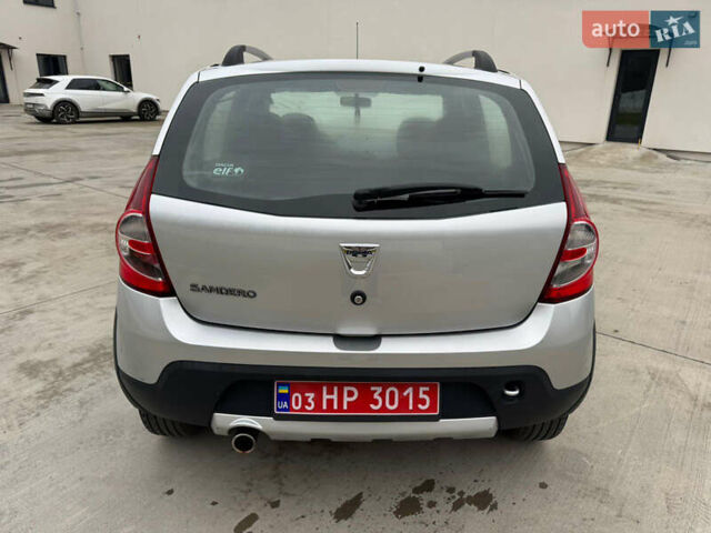 Серый Дачия Sandero StepWay, объемом двигателя 1.6 л и пробегом 175 тыс. км за 6200 $, фото 3 на Automoto.ua