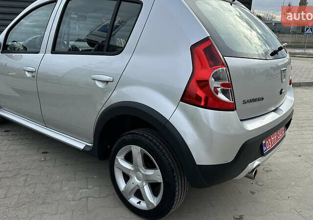 Серый Дачия Sandero StepWay, объемом двигателя 1.6 л и пробегом 175 тыс. км за 6700 $, фото 4 на Automoto.ua