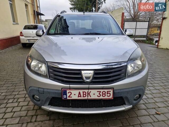 Серый Дачия Sandero StepWay, объемом двигателя 1.6 л и пробегом 200 тыс. км за 5700 $, фото 2 на Automoto.ua