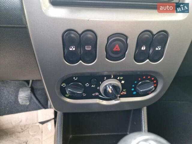 Серый Дачия Sandero StepWay, объемом двигателя 1.6 л и пробегом 200 тыс. км за 5700 $, фото 19 на Automoto.ua