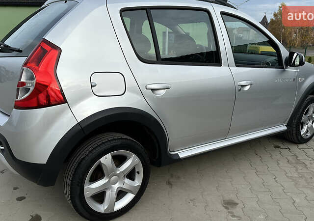 Серый Дачия Sandero StepWay, объемом двигателя 1.6 л и пробегом 175 тыс. км за 6700 $, фото 2 на Automoto.ua