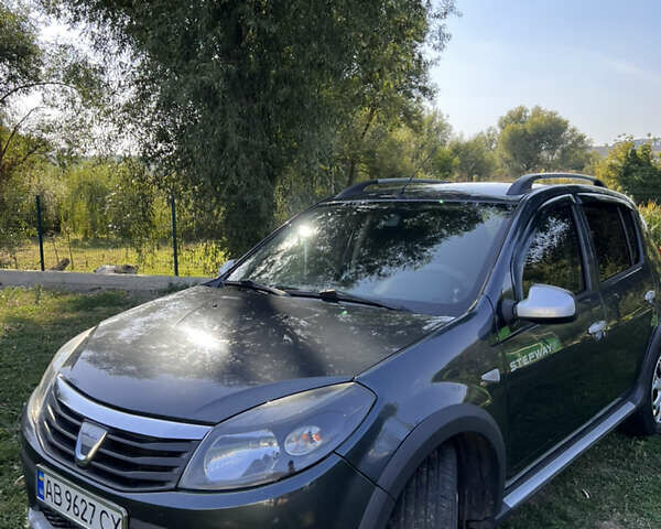 Серый Дачия Sandero StepWay, объемом двигателя 1.6 л и пробегом 144 тыс. км за 6500 $, фото 2 на Automoto.ua