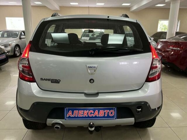 Серый Дачия Sandero StepWay, объемом двигателя 1.6 л и пробегом 136 тыс. км за 6500 $, фото 1 на Automoto.ua