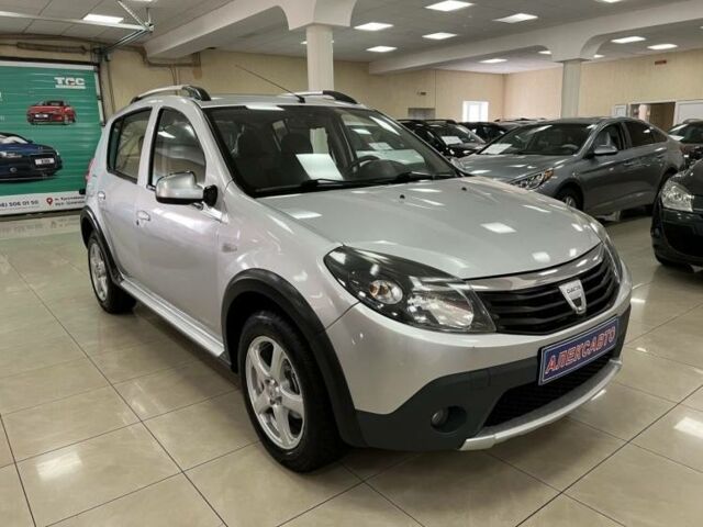 Серый Дачия Sandero StepWay, объемом двигателя 1.6 л и пробегом 136 тыс. км за 6500 $, фото 5 на Automoto.ua