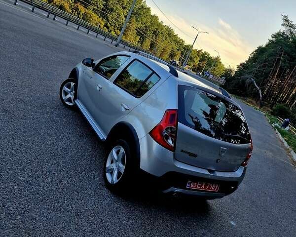Серый Дачия Sandero StepWay, объемом двигателя 1.6 л и пробегом 177 тыс. км за 6699 $, фото 5 на Automoto.ua