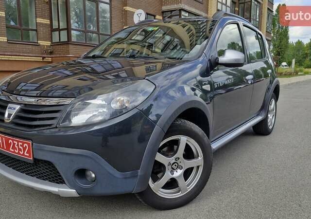 Серый Дачия Sandero StepWay, объемом двигателя 1.6 л и пробегом 191 тыс. км за 6999 $, фото 1 на Automoto.ua