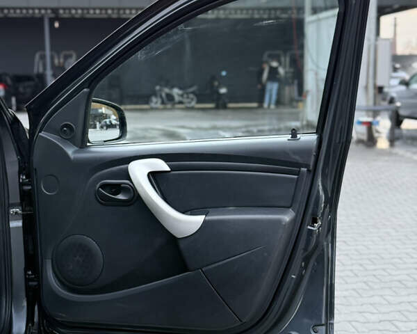 Серый Дачия Sandero StepWay, объемом двигателя 1.6 л и пробегом 141 тыс. км за 6200 $, фото 82 на Automoto.ua