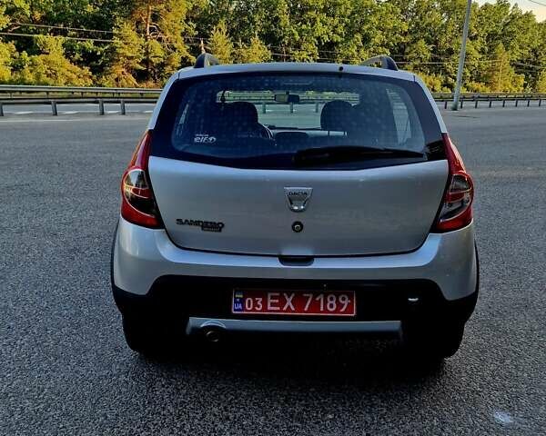 Серый Дачия Sandero StepWay, объемом двигателя 1.6 л и пробегом 177 тыс. км за 6699 $, фото 6 на Automoto.ua