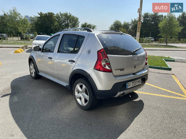 Серый Дачия Sandero StepWay, объемом двигателя 1.6 л и пробегом 195 тыс. км за 7200 $, фото 3 на Automoto.ua