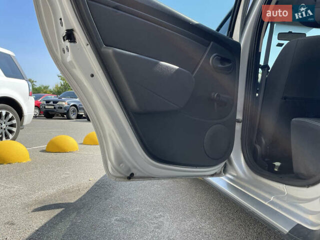 Серый Дачия Sandero StepWay, объемом двигателя 1.6 л и пробегом 195 тыс. км за 7200 $, фото 10 на Automoto.ua