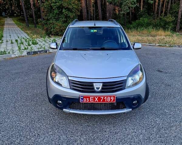 Серый Дачия Sandero StepWay, объемом двигателя 1.6 л и пробегом 177 тыс. км за 6699 $, фото 2 на Automoto.ua
