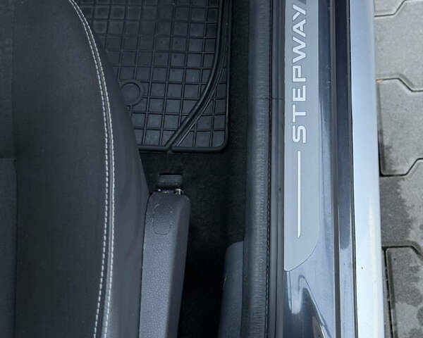 Серый Дачия Sandero StepWay, объемом двигателя 1.6 л и пробегом 141 тыс. км за 6200 $, фото 88 на Automoto.ua