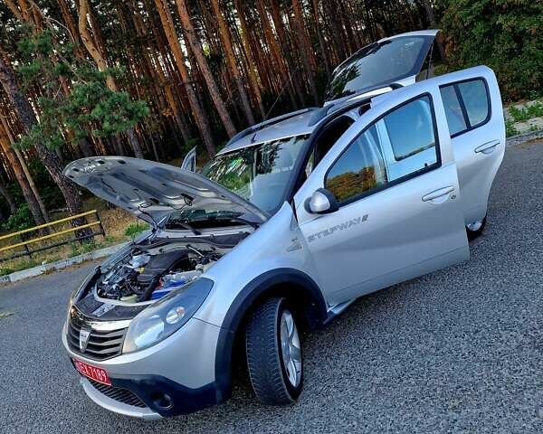 Серый Дачия Sandero StepWay, объемом двигателя 1.6 л и пробегом 177 тыс. км за 6699 $, фото 123 на Automoto.ua