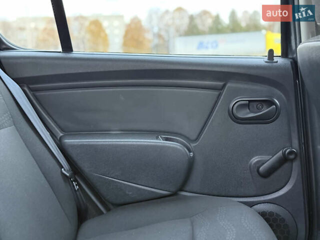 Серый Дачия Sandero StepWay, объемом двигателя 1.6 л и пробегом 141 тыс. км за 6200 $, фото 79 на Automoto.ua