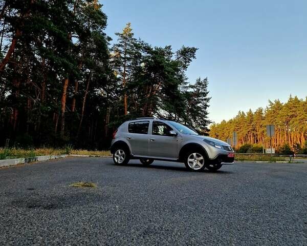 Серый Дачия Sandero StepWay, объемом двигателя 1.6 л и пробегом 177 тыс. км за 6699 $, фото 129 на Automoto.ua