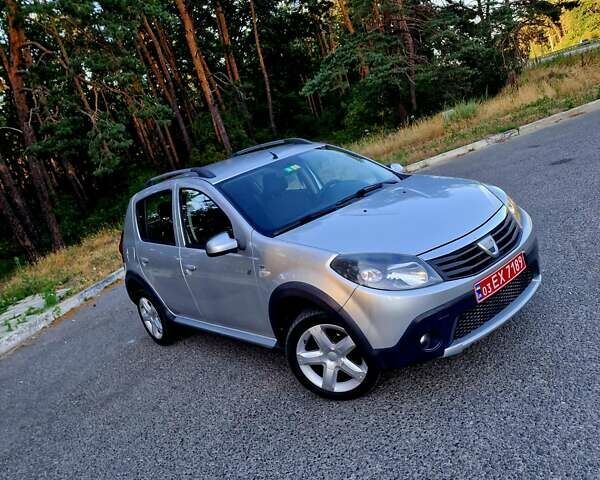 Серый Дачия Sandero StepWay, объемом двигателя 1.6 л и пробегом 177 тыс. км за 6699 $, фото 1 на Automoto.ua