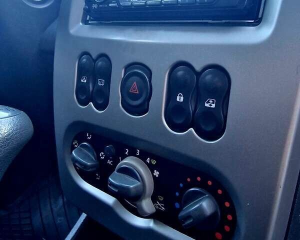 Серый Дачия Sandero StepWay, объемом двигателя 1.6 л и пробегом 177 тыс. км за 6699 $, фото 101 на Automoto.ua