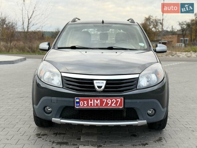 Серый Дачия Sandero StepWay, объемом двигателя 1.6 л и пробегом 141 тыс. км за 6200 $, фото 1 на Automoto.ua