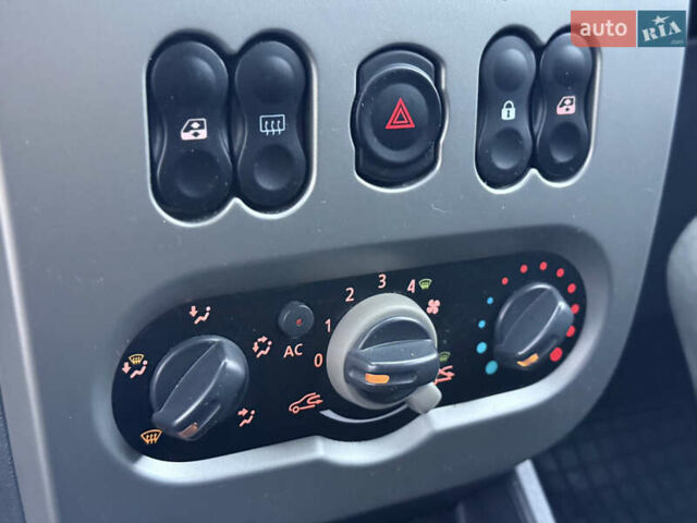 Серый Дачия Sandero StepWay, объемом двигателя 1.6 л и пробегом 141 тыс. км за 6200 $, фото 58 на Automoto.ua