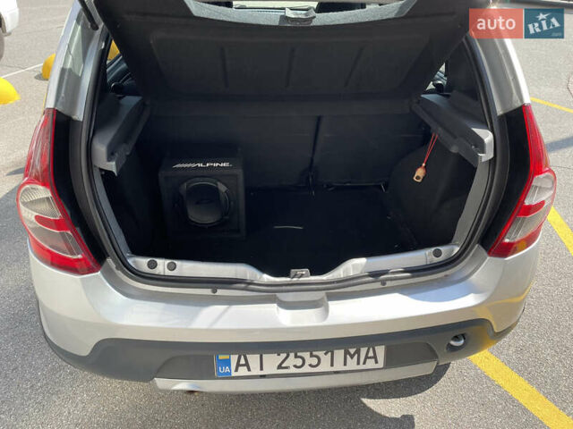 Серый Дачия Sandero StepWay, объемом двигателя 1.6 л и пробегом 195 тыс. км за 7200 $, фото 8 на Automoto.ua