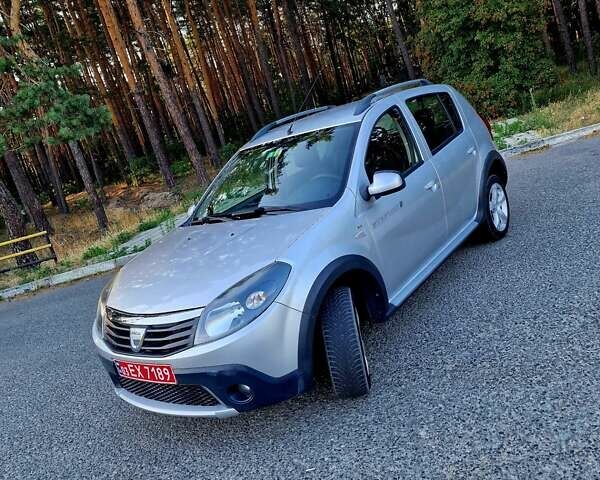 Серый Дачия Sandero StepWay, объемом двигателя 1.6 л и пробегом 177 тыс. км за 6699 $, фото 3 на Automoto.ua