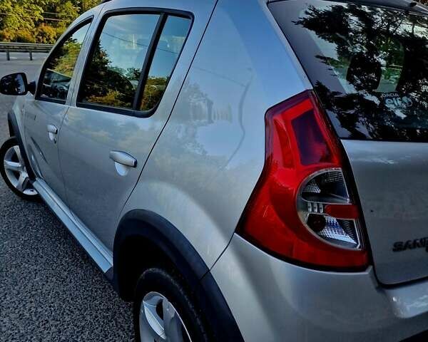 Серый Дачия Sandero StepWay, объемом двигателя 1.6 л и пробегом 177 тыс. км за 6699 $, фото 20 на Automoto.ua